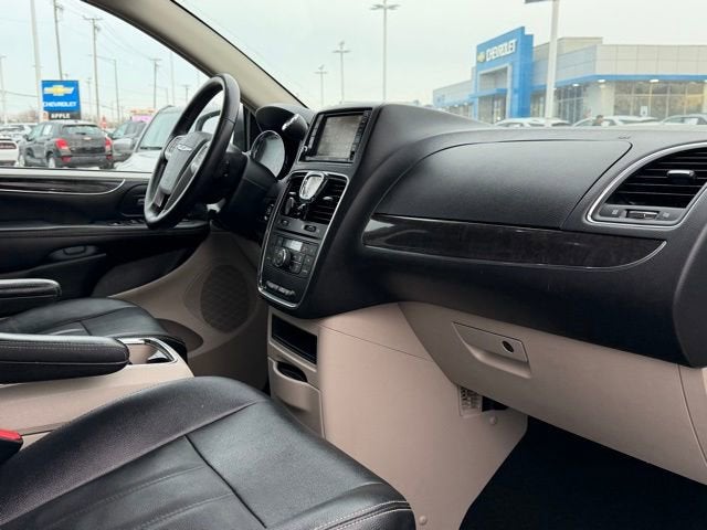 2016 Chrysler Town & Country Touring