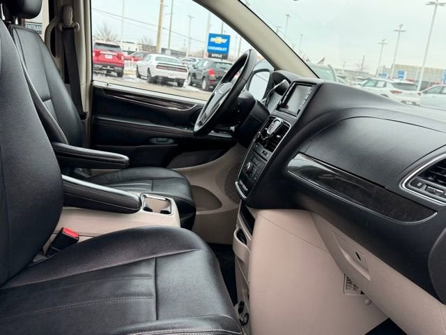 2016 Chrysler Town & Country Touring