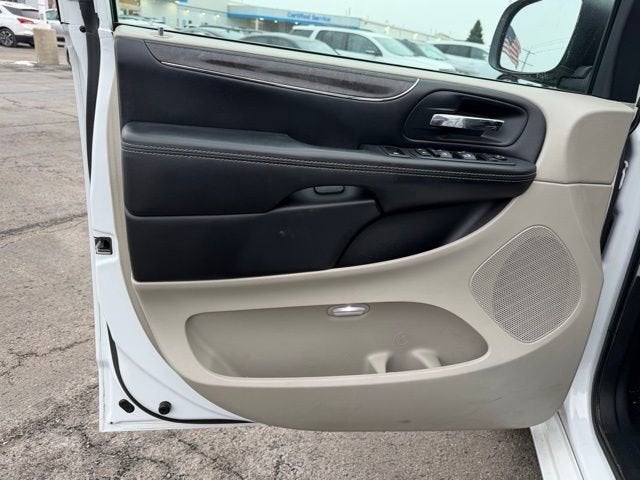 2016 Chrysler Town & Country Touring